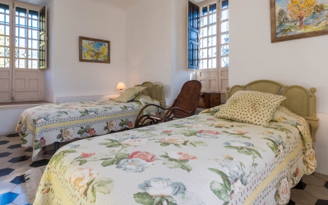 Habitación orientada al sur con dos camas